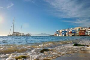 zonsondergang in mykonos, Griekenland, met reis schip en jachten in de haven foto