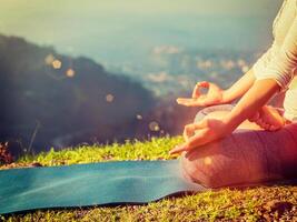 dichtbij omhoog padmasana lotus houding foto