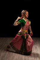 mooi meisje danser van Indiase klassieke dans bharatanatyam foto