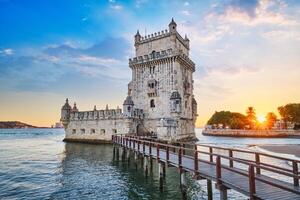 belem toren Aan de bank van de tagus rivier- Aan zonsondergang. Lissabon, Portugal foto