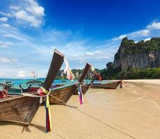 lang staart boten Aan strand, Thailand foto