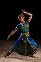 mooi meisje danser van Indiase klassieke dans bharatanatyam foto