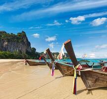 lang staart boten Aan strand, Thailand foto