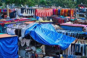 dhobi ghat is een Open lucht wasserette lavoir in Mumbai, Indië met wasserij drogen Aan touwen foto