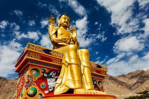 Boeddha maitreya standbeeld in ladakh, Indië foto