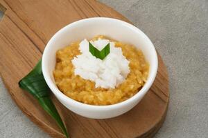 bubur merah putih. gemaakt van rijst, bruin suiker, kokosnoot melk, pandan bladeren. Indonesisch voedsel. foto