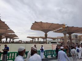 Medina, saudi Arabië, 29 maart 2024 - mooi dag buitenshuis visie van van de profeet moskee Madinah in donker wolken en regen. foto