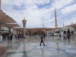 Medina, saudi Arabië, 29 maart 2024 - mooi dag buitenshuis visie van van de profeet moskee Madinah in donker wolken en regen. foto