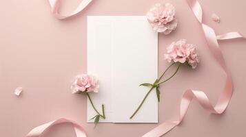 een bruiloft uitnodiging met bloemen en lint Aan een roze achtergrond. foto