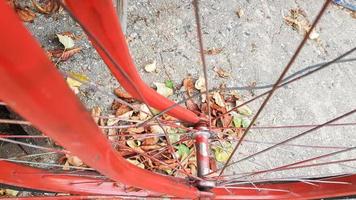 retro vintage rode fiets close-up. een oud charmant concept van een klassieke verlaten fiets. foto