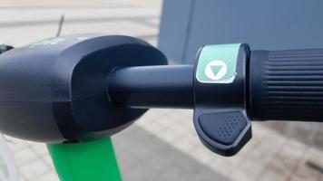 close-up van het stuur van een elektrische scooter. verhuur van elektrische scooters in de stad buiten. veiligheidsprobleem bij het rijden. ecologisch vervoersconcept. foto