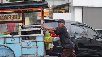 bandoeng, west Java. mei 26, 2023, de atmosfeer van de Azië-Afrika Bandung straat terwijl Aan vakantie foto