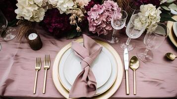 bruiloft of formeel avondeten vakantie viering tafellandschap met hortensia bloemen in de Engels platteland tuin, tafel instelling en wijn, bloemen tafel decor voor familie avondeten partij, huis foto