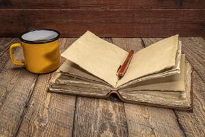 antiek leer gebonden logboek Aan rustiek hout foto