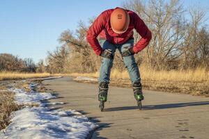 in lijn het schaatsen Aan een geplaveid fiets spoor in Colorado foto