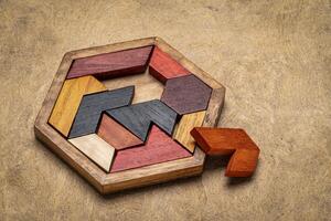 houten zeshoek tangram puzzel foto