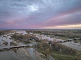 lente zonsopkomst over- platte rivier- en vlaktes in de buurt kern, Nebraska foto