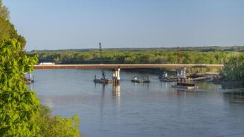 nieuw brug nog steeds onder bouw over- de Missouri rivier- in de buurt rocheport in Missouri net zo gezien van katy spoor foto