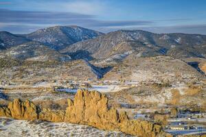 duivels ruggegraat rots vorming Bij uitlopers van rotsachtig bergen in noordelijk Colorado in de buurt liefdesland, winter ochtend- landschap foto