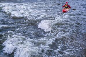 wildwater kayaker peddelen stroomopwaarts de rivier- snel foto