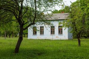 verlaten landelijk huis in de republiek van Moldavië, dorp leven in oostelijk Europa foto