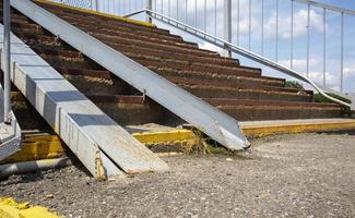 de trap van de zebrapad met sporen van vernieling. twee rolstoelrails. metalen leuningen voor fietsen, rolstoelen en kinderwagens met kinderen. speciale uitrusting op de trap. foto