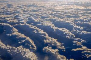 zonsopkomst wolken tapijt visie van vliegtuig venster terwijl vliegend foto