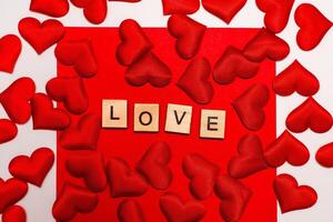 top visie van de opschrift met de woord liefde Aan een rood achtergrond. liefde concept, Valentijnsdag dag. foto