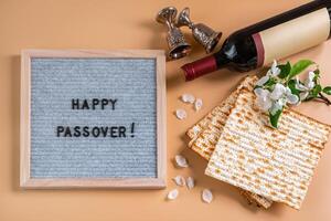 gelukkig pascha. fles van wijn, voorjaar bloemen en matzah brood foto