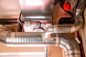 ventilatie pijpen in gebouw. verwarming en koeling distributie kanalen. foto
