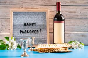 vieren voorjaar vakantie pascha. fles van wijn en traditioneel Joods matzo brood foto
