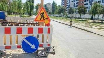 oekraïne, kiev - 1 oktober 2019. reparatiewerkzaamheden aan wegen in de straten. bouwplaats van stadsstraten met barricades en beschermende hekken, wegwerkzaamheden en omleidingsborden. foto