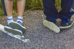 verkeerd geklede schoenen gekke mensen met gekke schoenen. foto