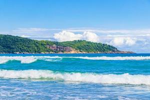 sterke golven praia lopes mendes strand ilha grande eiland brazilië. foto