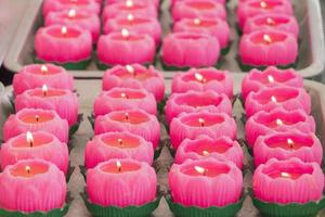 roze kaarsen met vlam in thean hou tempel gebedsruimte. foto