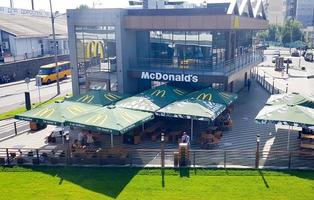 oekraïne, kiev 16 april 2019. mcdonald's restaurant in kiev, oekraïne. mcdonald's is een Amerikaanse keten van fastfoodrestaurants en hamburgers. bovenaanzicht vanaf de brug naar het restaurant foto