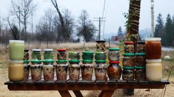 potten met noten, fruit en natuurlijke honing op een houten tafel op de beurs. verkoop van natuurlijke honing op de open markt.