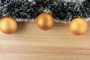 houten achtergrond, kerstversiering met ballen en geschenken, decoratieve boomtakken foto