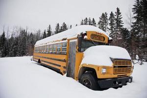 verlaten rare schoolbus foto