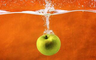 groene appels in water foto