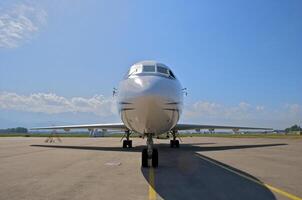 bedrijf vlak geparkeerd Bij de luchthaven foto