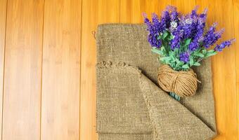 bundel van lavendel bloemen Aan een oud hout tafel foto