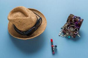 mode accessoires met hoed, zonnebril, ketting foto