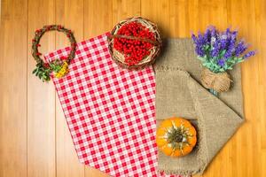 bundel van lavendel bloemen Aan een oud hout tafel foto