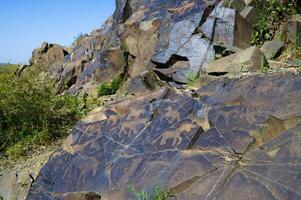 rotstekeningen binnen de archeologisch landschap van tamgaly. Almaty Oppervlakte, Kazachstan foto