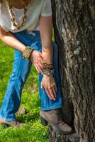 mode schot van een mooi boho stijl meisje Aan natuur achtergrond. boho, hippie. foto