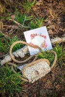 twee bruiloft ringen Aan een natuurlijk achtergrond foto