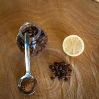 koffie bonen Aan een houten tafel foto