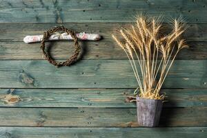 tarwe oren Aan de houten tafel. schoof van tarwe over- hout achtergrond. oogst concept foto