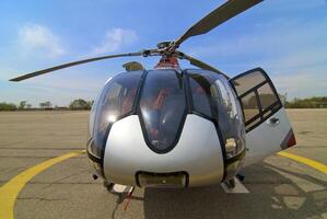 helikopter staand Aan de helikopterplatform Bij de luchthaven foto